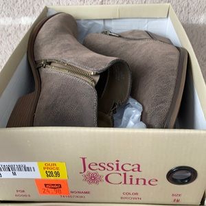 So cute booties! 🤎